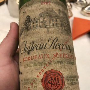 Jsou vína, která mají být pita hned i bhem krátké doby, a jsou vína, na jejich nejlepší kondici si musíme pár let pokat. Pro bné kadodenní pití, u kterého nechceme píliš pemýšlet, nám spíše poslouí víno jednodušší, jeho styl snadno identifikujeme a líbí se nám. Tato vína jsou obvykle mladší a ani se u nich nepedpokládá, e by mla dlouho leet v našem sklep i vinotéce.
U opravdu zdailých roník velkých vín je moné archivaci prodlouit i na desítky let. Otevírat takovou láhev je uritým záitkem i dobrodrustvím, na které bychom si mli udlat dostatek asu a pohody, abychom si jej mohli nerušen uít. Ale pozor, ani zde neplatí  ím déle, tím lépe . Kadé, i to sebelepší víno, se jednoho dne  zlomí .