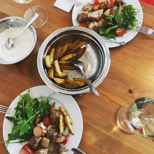 Urit to tak není. Jsou pokrmy a pochutiny, které si vysloven s vínem, i dokonce s konkrétní odrdou, doslova libují. Za párováním vín a pokrm v dobré restauraci stojí obvykle poctivá spolupráce sommeliera a šéfkuchae, kteí se snaí hledat zajímavé, ideální a nové kombinace, kterými pekvapí své hosty. Kdy se to povede, jedná se o neskutený chuový záitek.
Ale jsou i takové kombinace, které chu vína mohou vyloen znehodnotit i úpln zniit. Takovým vyloeným zabijákem jsou napíklad pesolené buráky i výrazn koenné bramborové chipsy, ale s vínem si nerozumí ani nkteré delikatesy jako napíklad artyoky. Kdy u vínu zrovna nevybíráme ideální doprovod, alespo mu neškome!